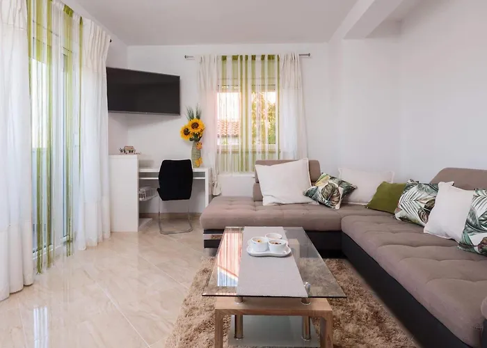 Apartment Lana St