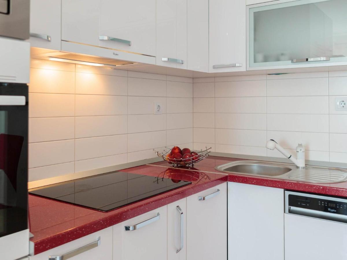 Lana St Appartement Supetar